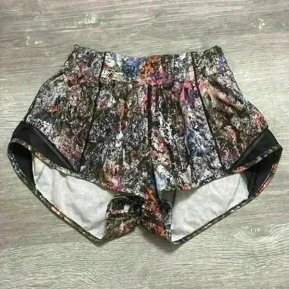 Lululemon Hotty Hot Short II *2.5"
Vitalize Multi / Black- 4 - very good shape - Picture 7 of 12